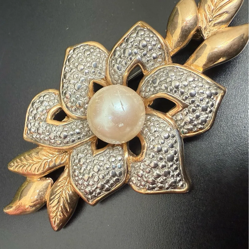 Vintage Unsigned PARK LANE Gold-tone Two-tone Faux Pearl Large Flower Brooch - Image 9