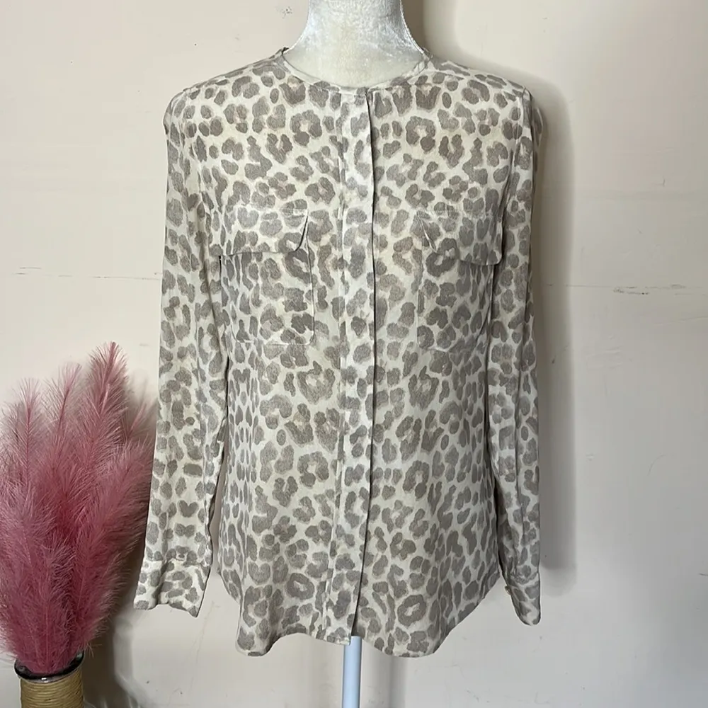 Equipment femme • Lynn Mischievous Leopard Print Blouse in Nature White - Image 41