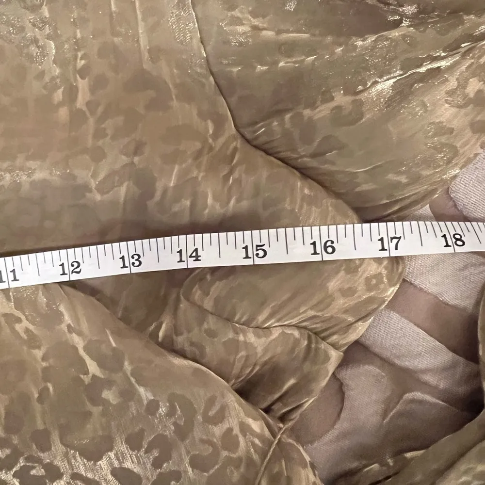 NWOT- Joplin Blouse, gold cheetah organza Size Medium - Image 11