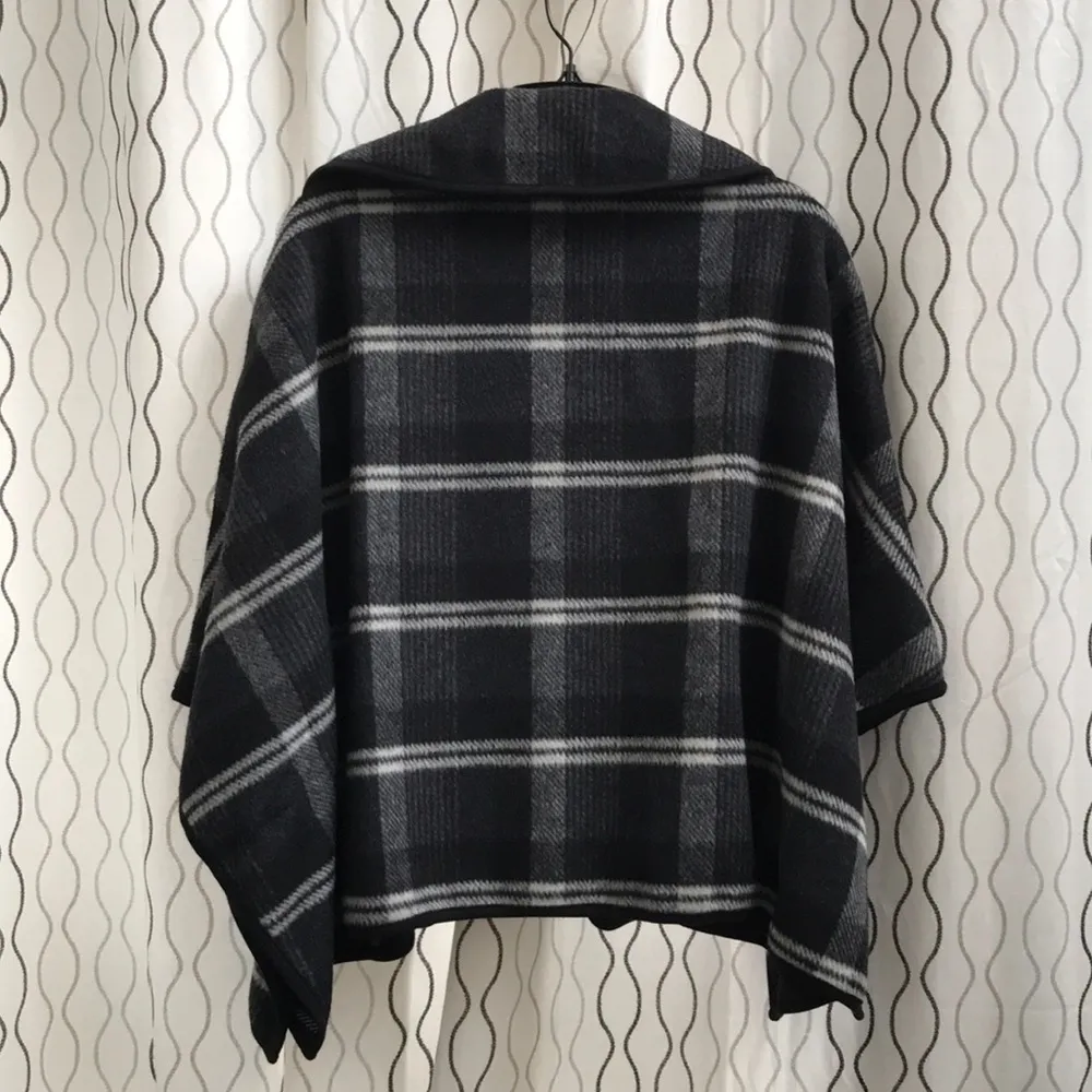 Cherokee black & white Plaid Poncho Large - Image 4