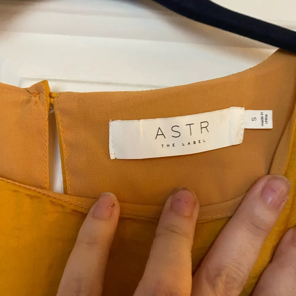 ASTR the Label Mustard Yellow Ruched Puff Sleeve Blouse, Women’s Small - Image 6