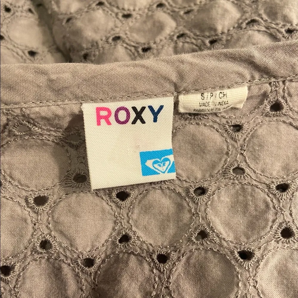 Roxy grey eyelet v-neck short sleeve S blouse. - Image 4
