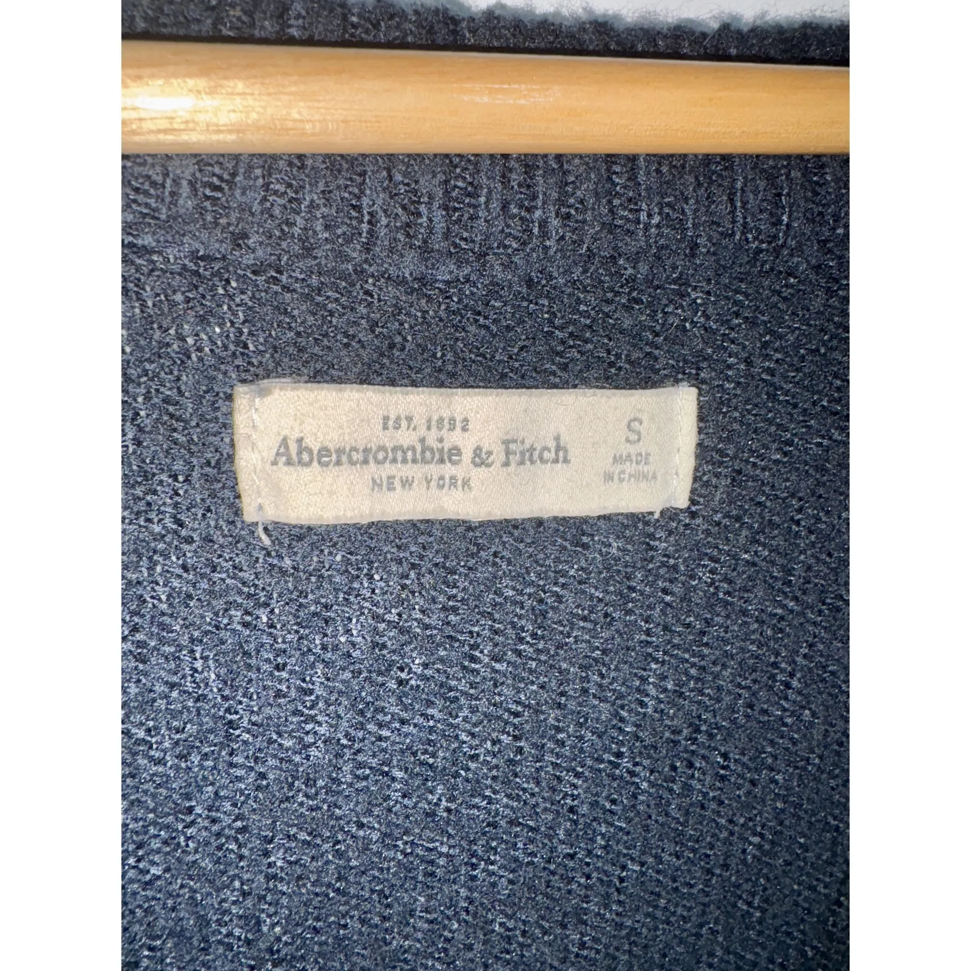 Abercrombie & Fitch Blue Ribbed Knit Long Sleeve Vintage V-Neck Sweater Size S - Image 3