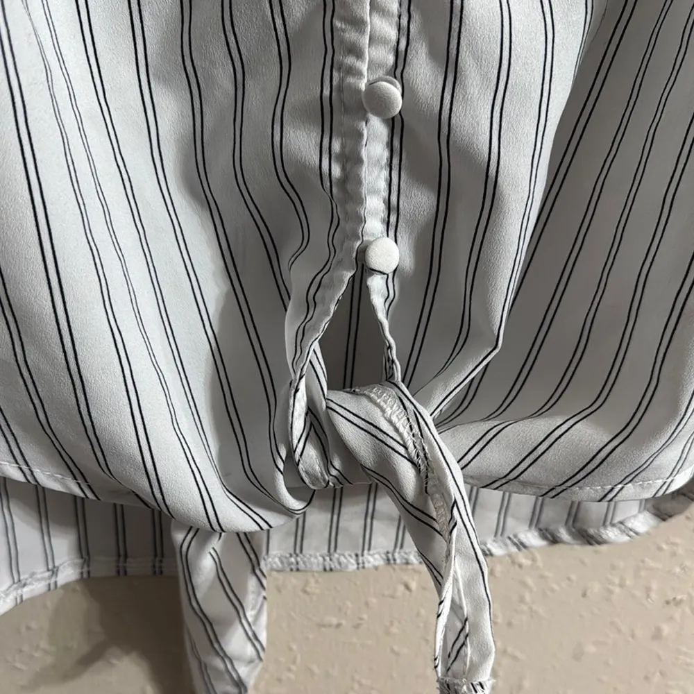 Blue and White Tie Front Button Down Shirt Size undefined - Image 6