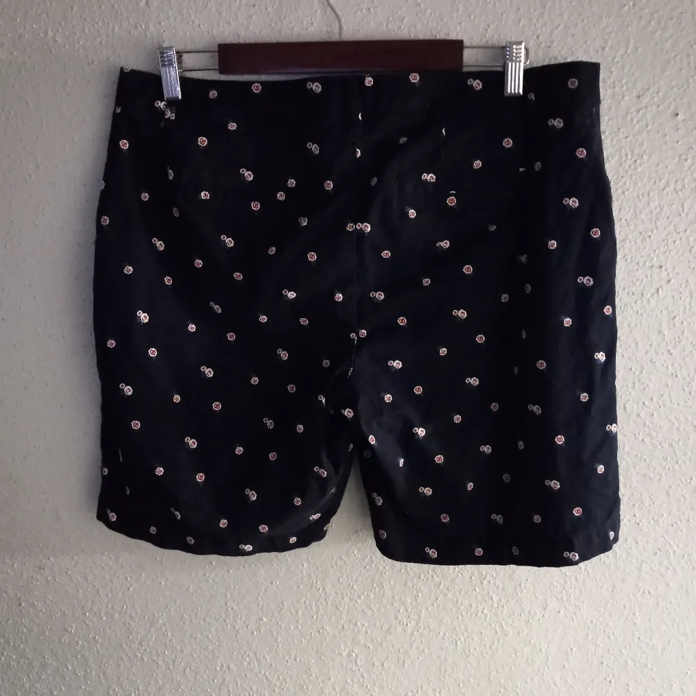 Tommy Hilfiger 16 36 Cotton Red Roses Shorts in Black - Image 3