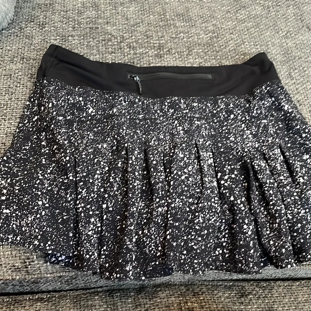 Lululemon size 6 Athliesure Skirt/Skort Black Spatter Flat Front Pleated Back - Image 3