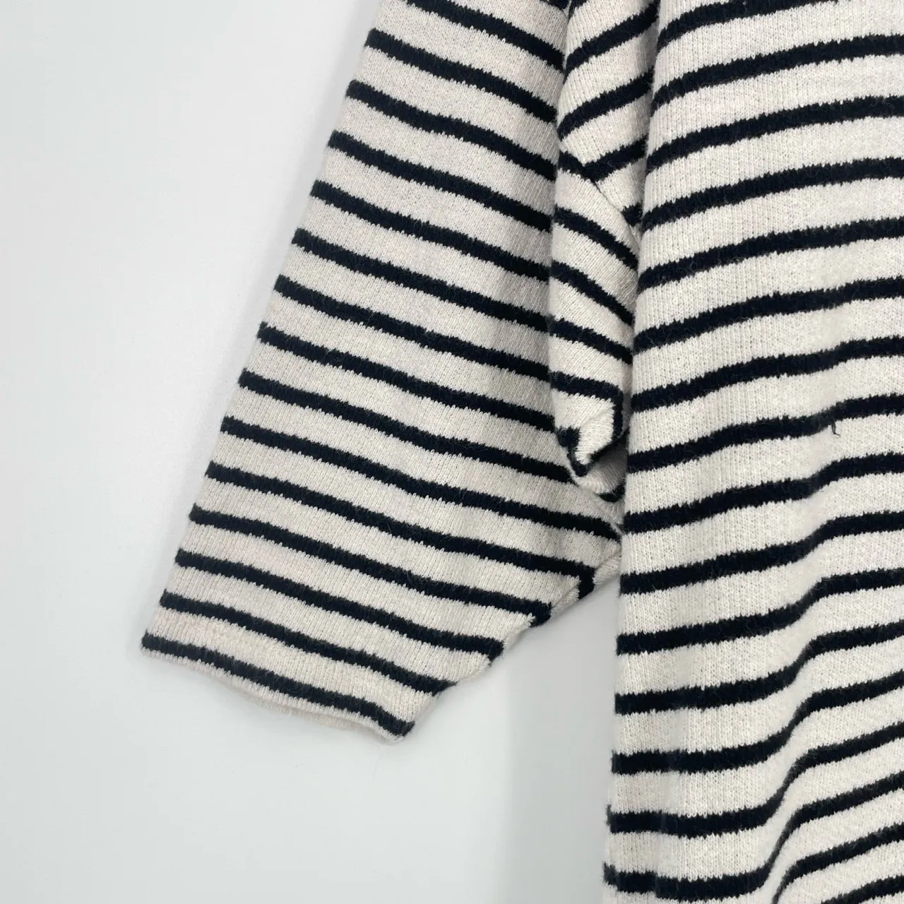 Zara Woman Classic V-Neck‎ Short Sleeve Black And White Short Sleeve Tunic Top - Image 8