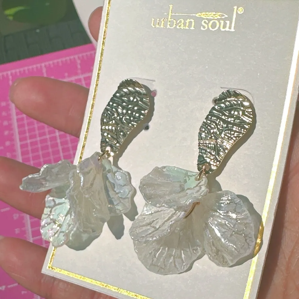 Urban Soul snow sea shell flower drop earrings gold tone reflective multicolors - Image 5