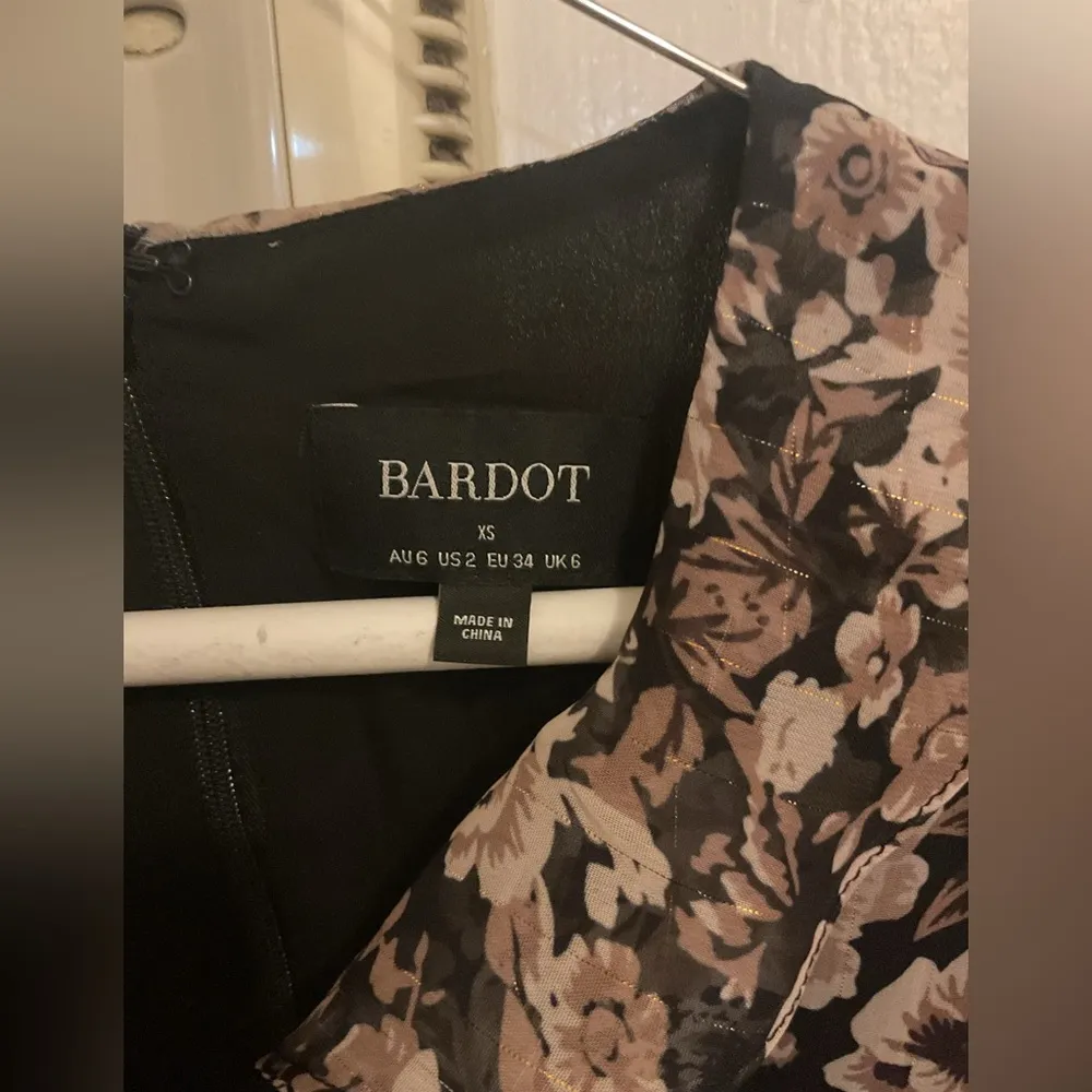 Bardot women Black and Beige Floral flare knee high dress size 2 petite XS - Image 9