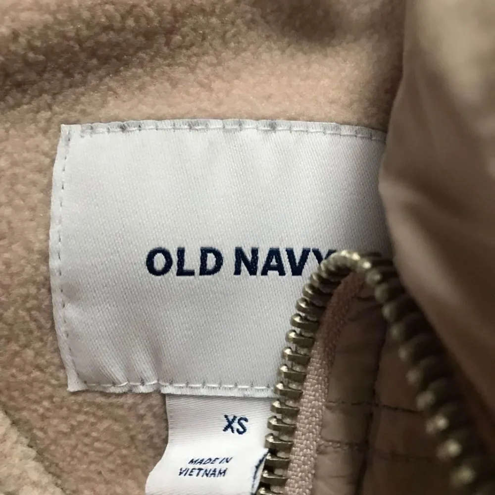 Old Navy  women’s extra small puffer vest - Image 3