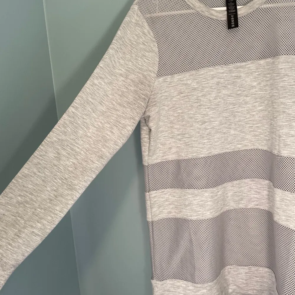 Yogalicous  gray mesh long sleeve shirt size large - Image 3