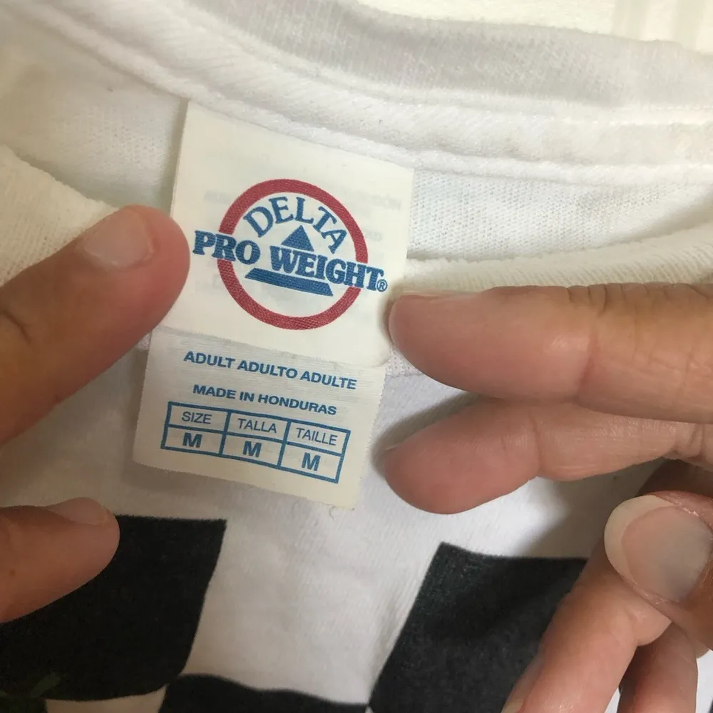 Red rose graphic Tshirt unisex size medium - Image 4