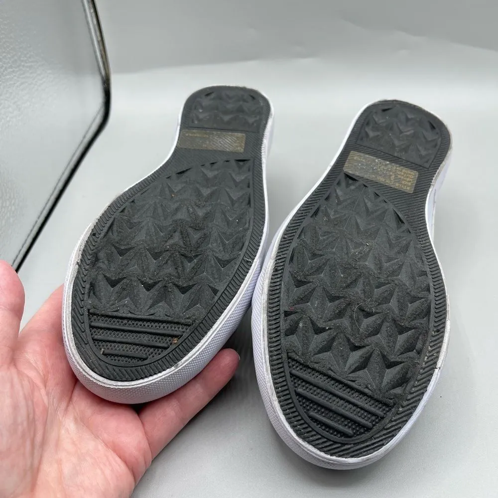 New without tags Twisted  step into and out of tennis shoe size 6 - Image 2