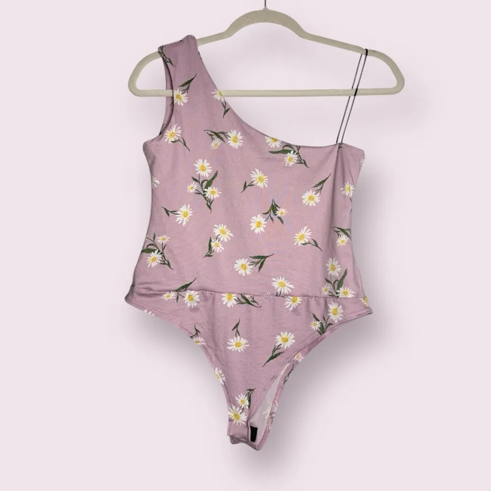 VIBE Sportswear Lilac Purple Floral One Shoulder Bodysuit Medium - Image 2