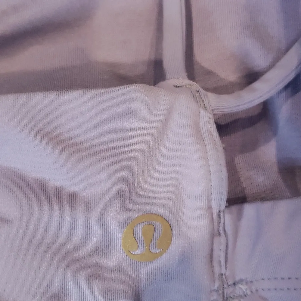 Lululemon Top Like New Condition. No pads - Image 9