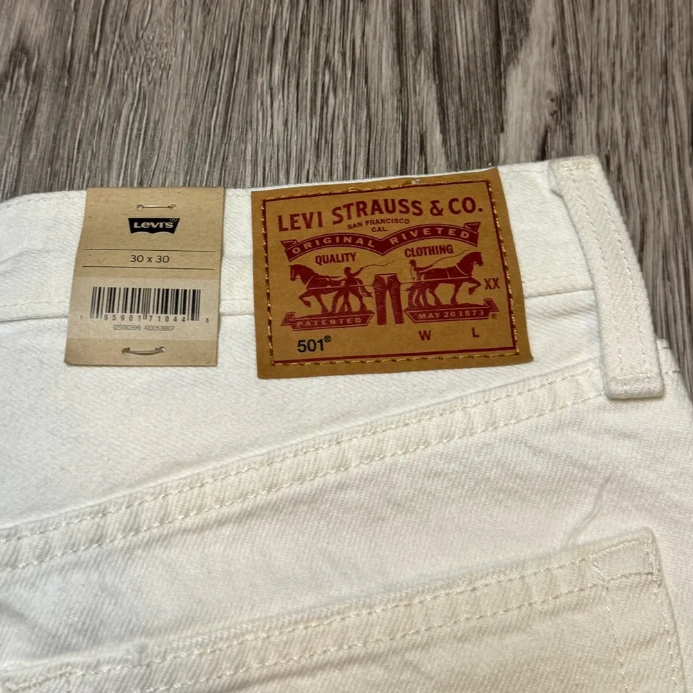 - Levi’s 501 women’s white distressed jeans - NWT - 30x30 - Image 6