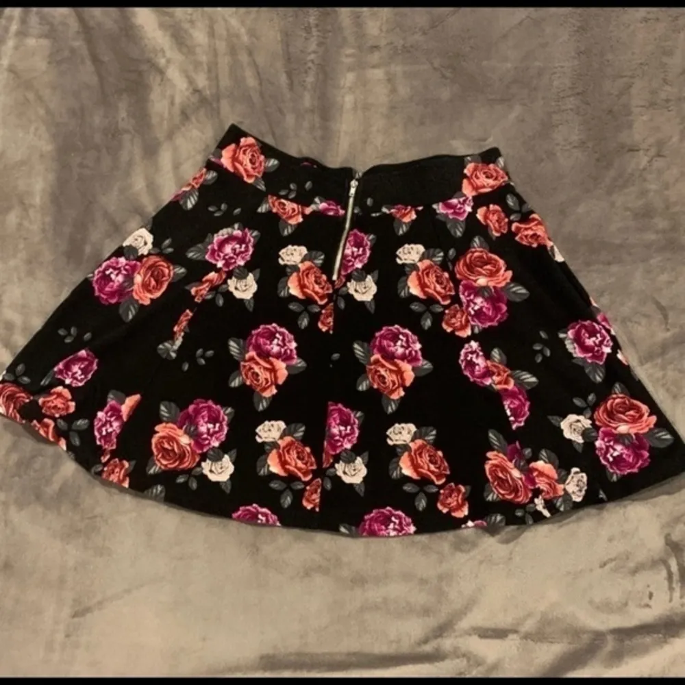 DIVIDED Black Skirt with Pink Roses‎ Junior Medium - Image 4