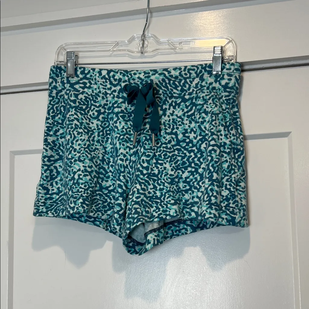 Athleta Teal and White Patterned Activewear shorts size small. - Image 4