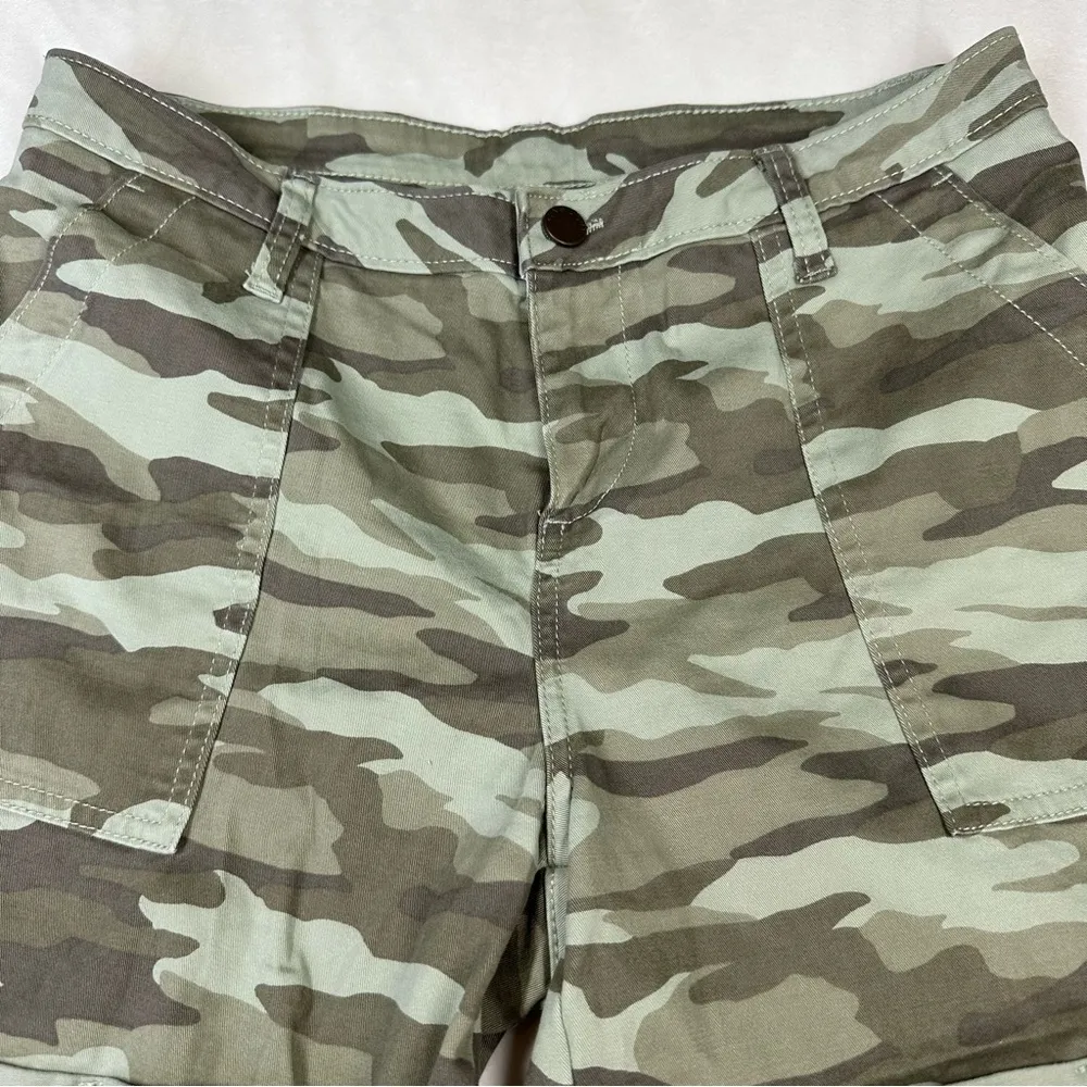 New NWOT Caslon Rolled Cuff Twill Shorts In Green Spring Camo SIZE 8 Summer - Image 4