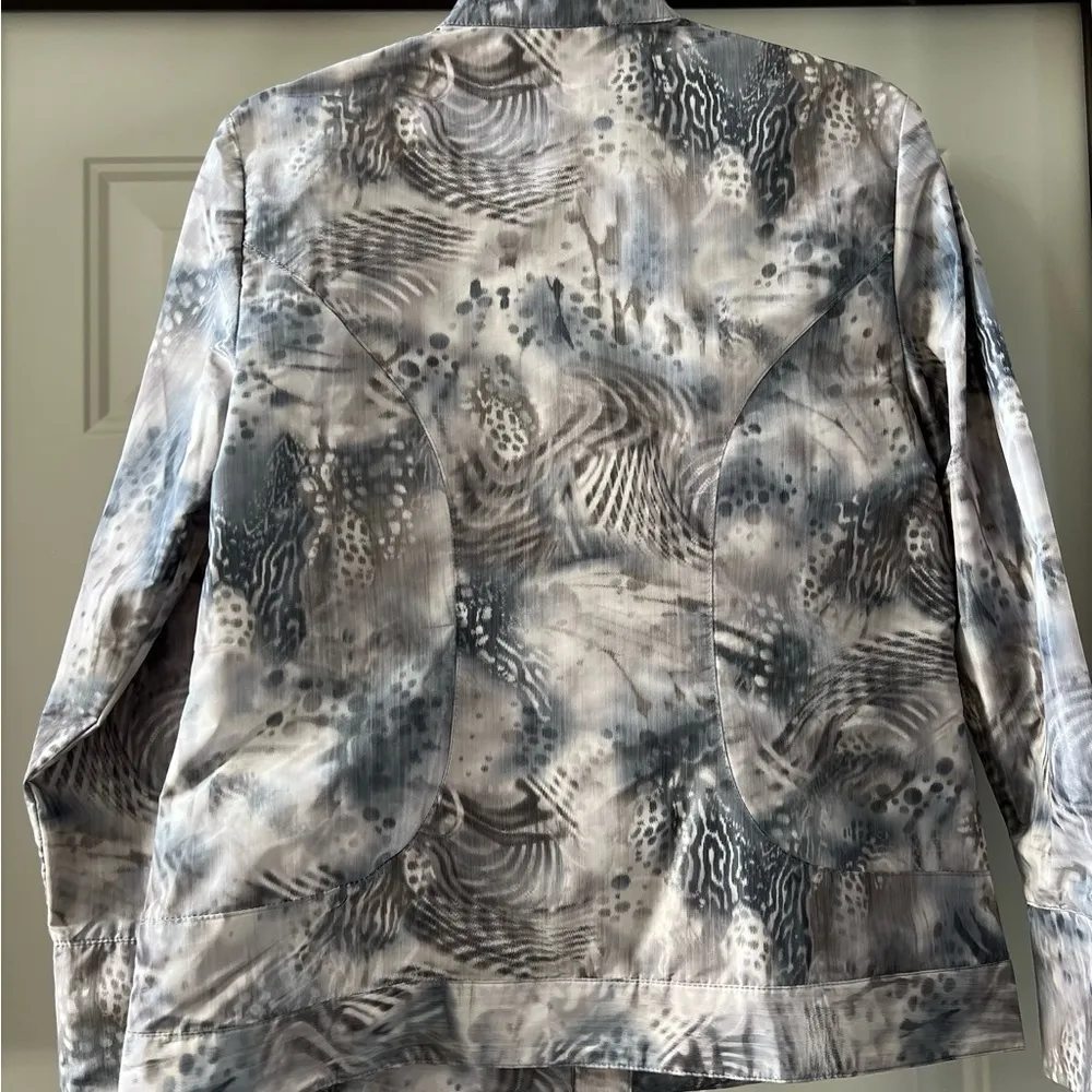 Zenergy by Chico’s woman’s lightweight jacket. Chicos size: 1, or M/8. Gray Size undefined - Image 11