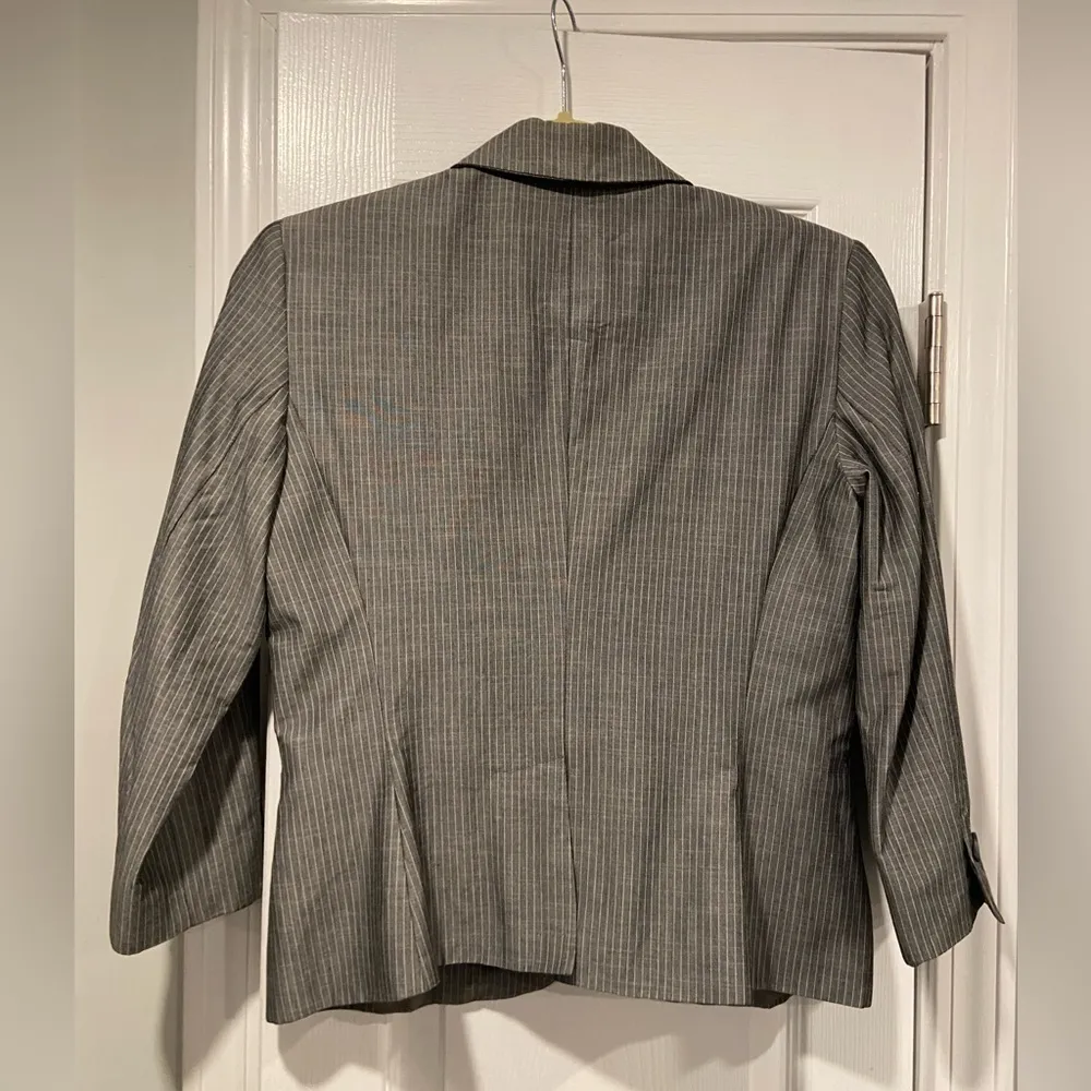 Loft Size 2 Gray Pin Stripe Cropped Button Fronr Blazer Jacket 3/4 Sleeve Pocket - Image 8