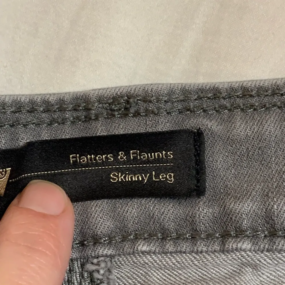 LEVI’S Gray Flatters & Flaunts Skinny Leg Jeans 30 - Image 6