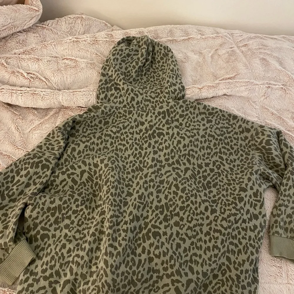 cheetah print sweatshirt- small - Image 3