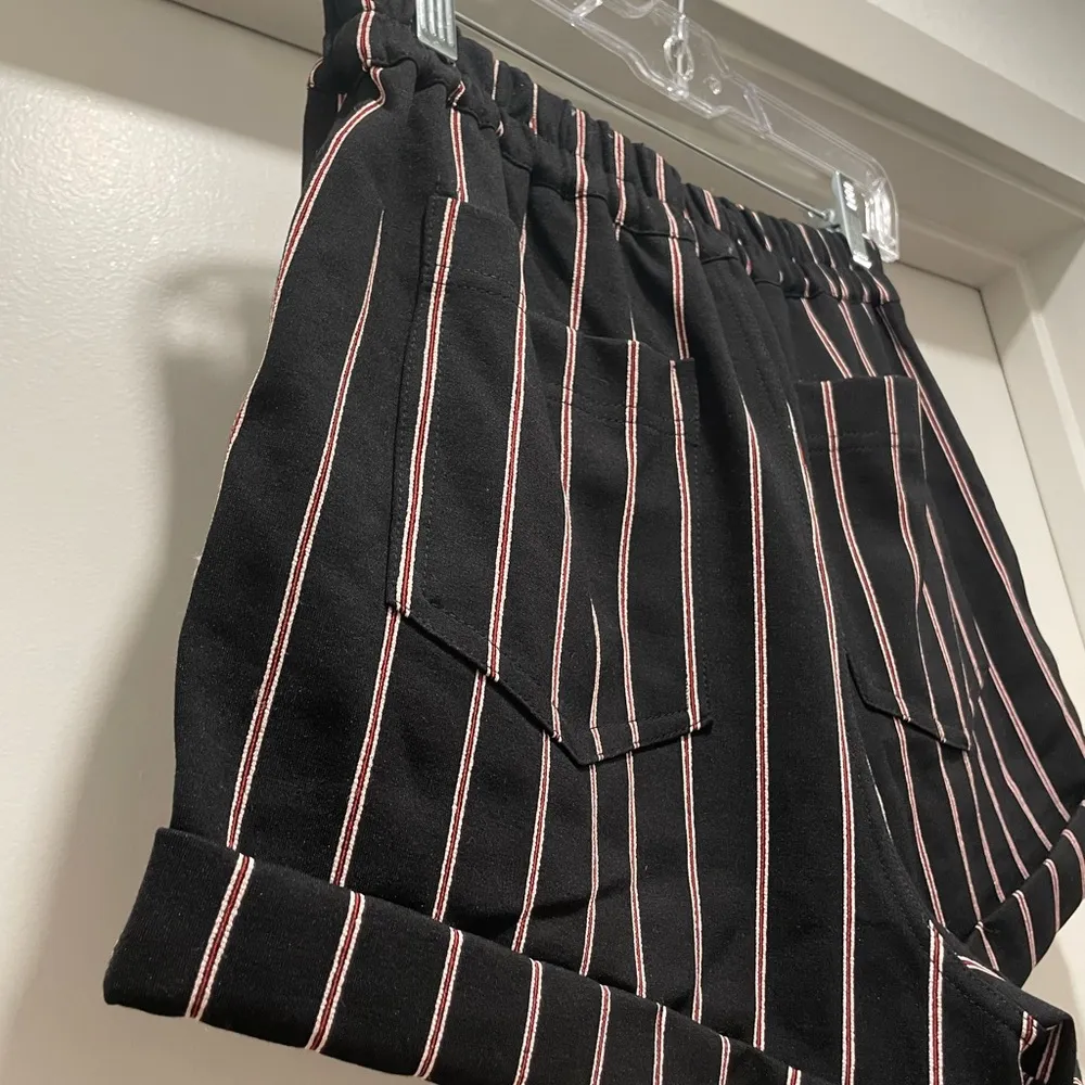 Forever 21 F21 Black & Red/White Pinstriped Fitted Cuffed Shorts - M - Image 7