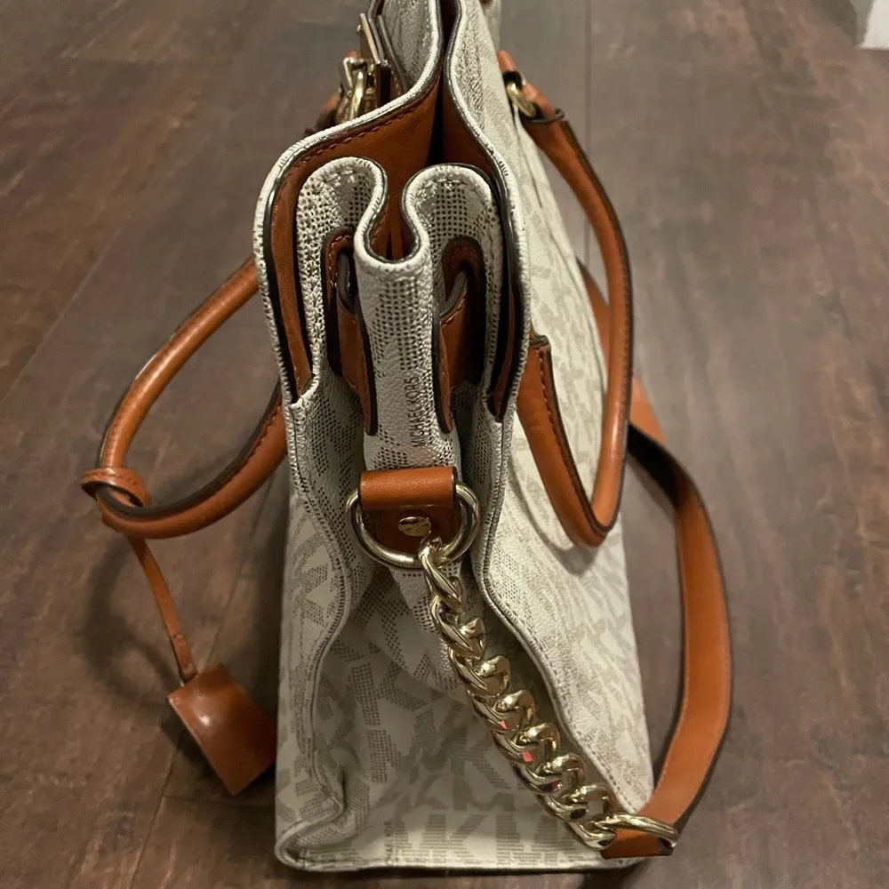 Michael Kors Hamilton Vanilla Bag - Image 3