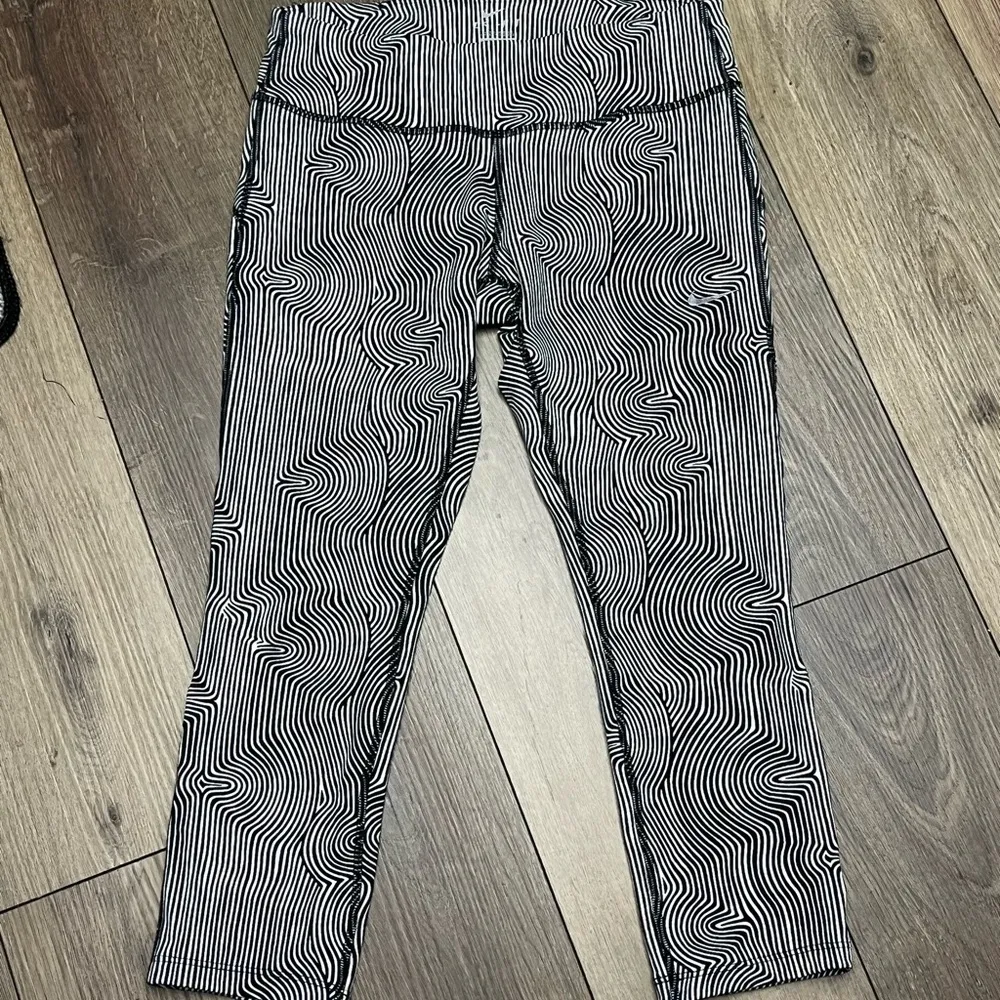 Nike Dri-Fit Leggings Women M Black White Swirl Stripe Yoga Running Pants - Image 11