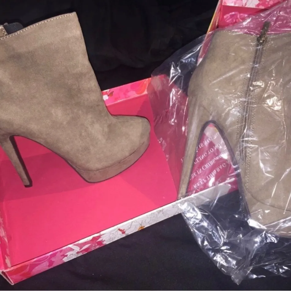 Elegant Tan Suede Ankle Boots size 7.5 - Image 3