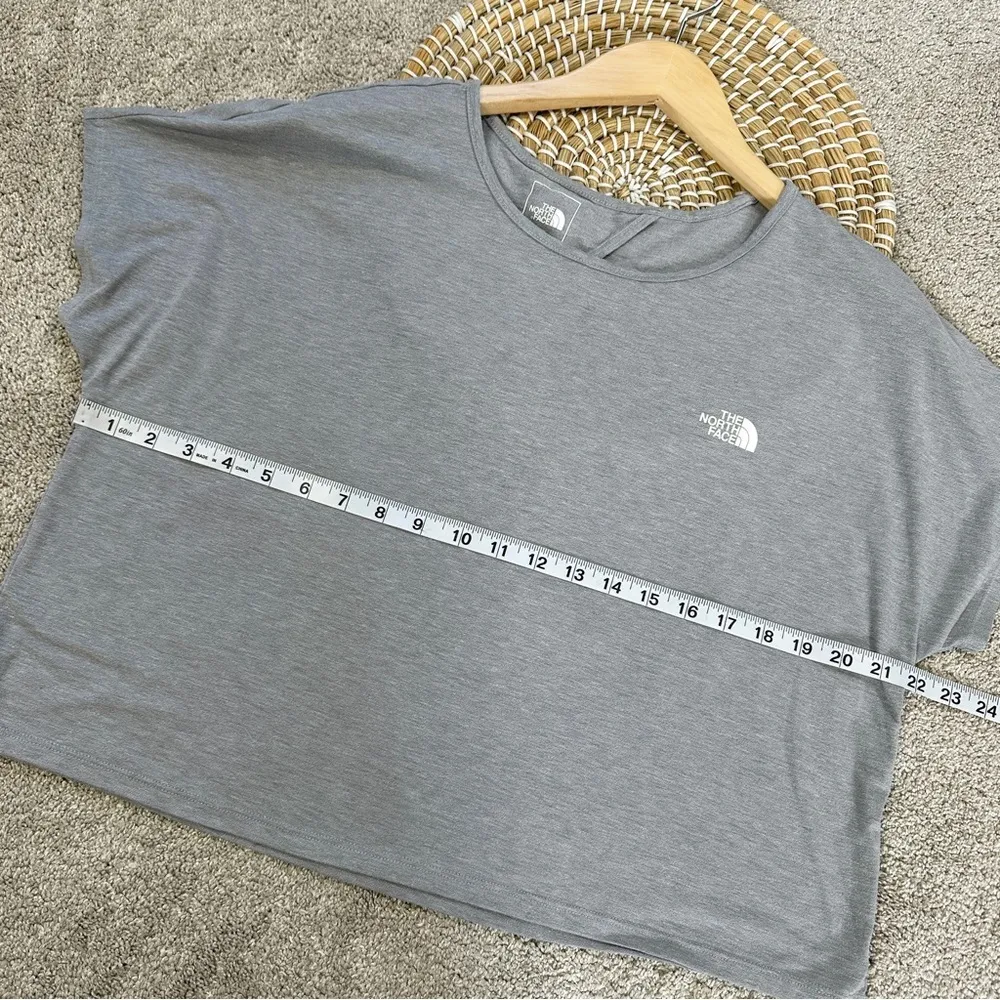 The North Face Wander Keyhole Crossback Crew Neck Shortsleeve Shirt in Gray L - Image 11