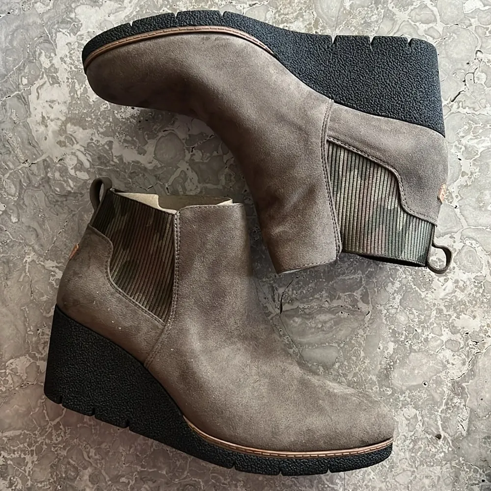 Dr. Scholl's Wedge Chelsea Boots Lean In, Olive Size 11M New in Box - Image 3