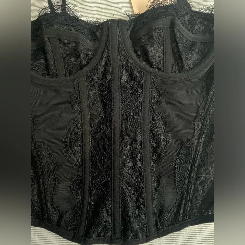 SHEIN x Carly Lawrence SHEIN BAE Lace Trim Bustier Cami Top - Image 7