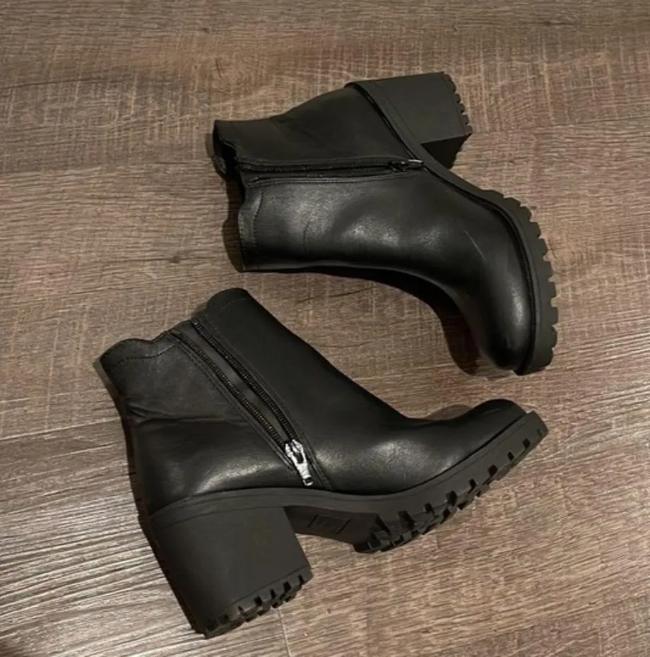 Sun & Stone zip up booties Size 6 - Image 3