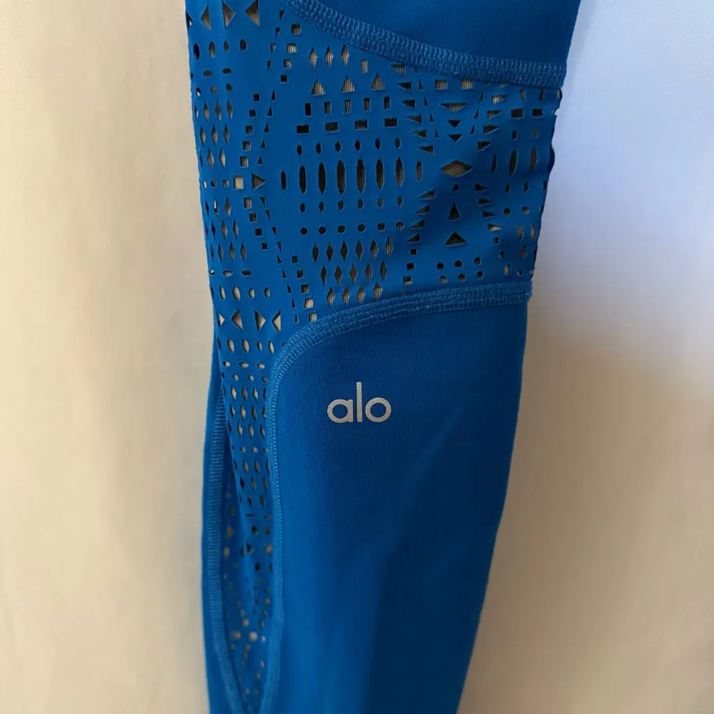 ALO YOGA Blue West Coast Laser Cut Detail Full Length Stirrup Leggings Size L - Image 15