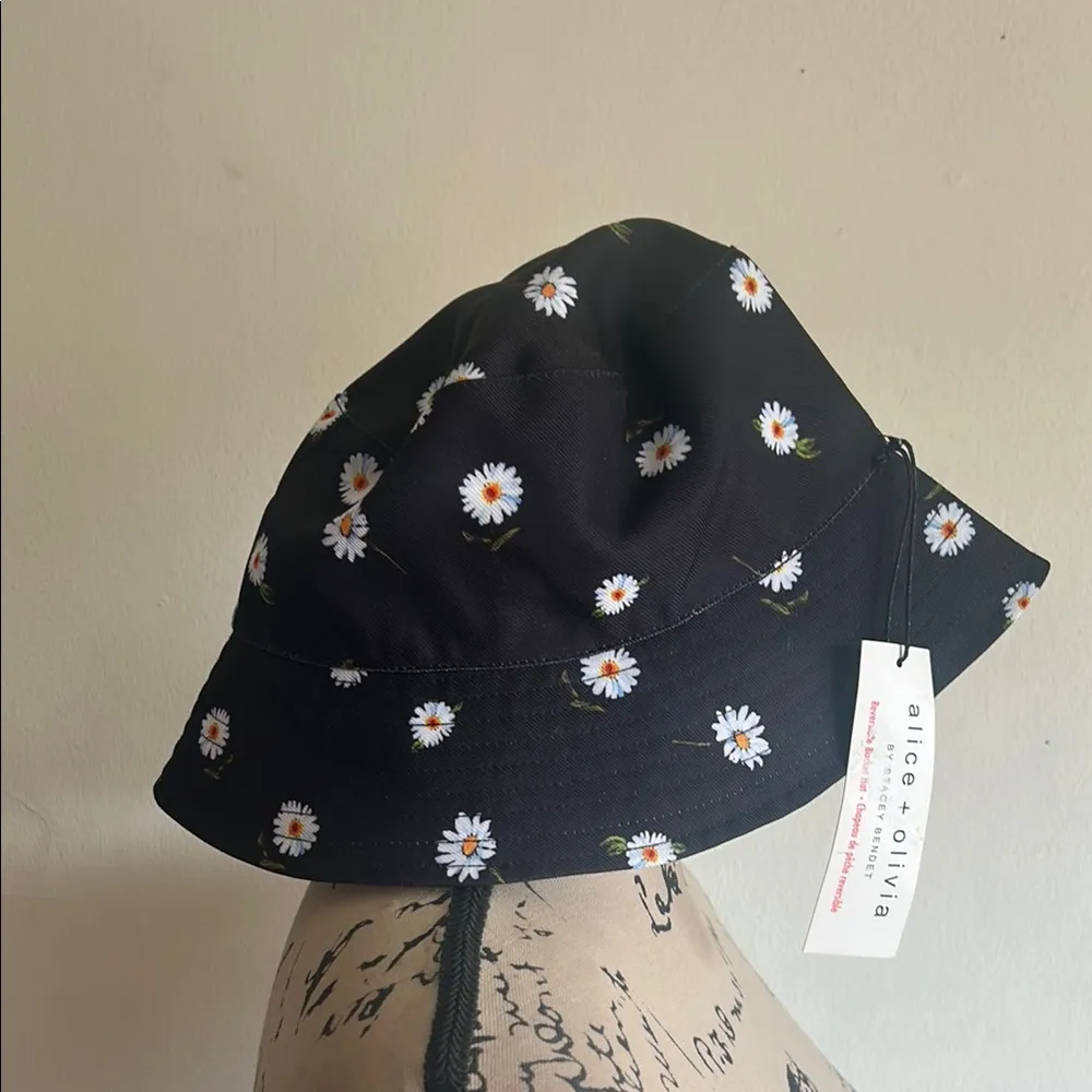 Alice + Olivia Daisy Reversible Bucket Hat NWT - Image 2
