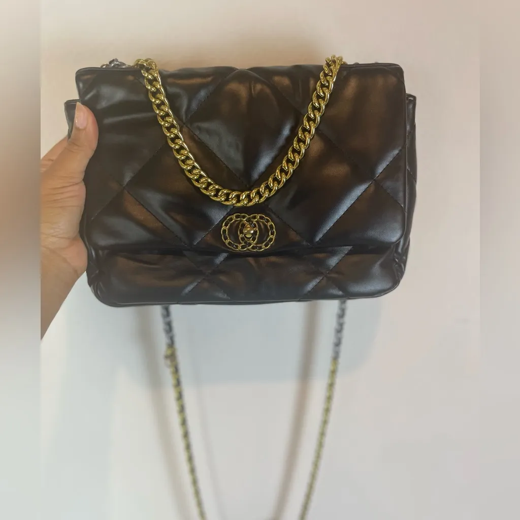 Retail $101 Women’s Quilted Genuine Leather Lock Closure Crossbody Chain Bag Black - Image 2