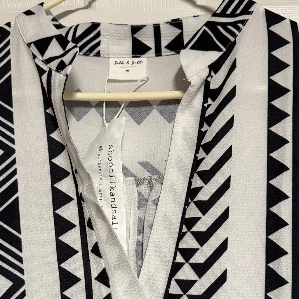 Chic Black and White Geometric Tunic Dress Size undefined - Image 3