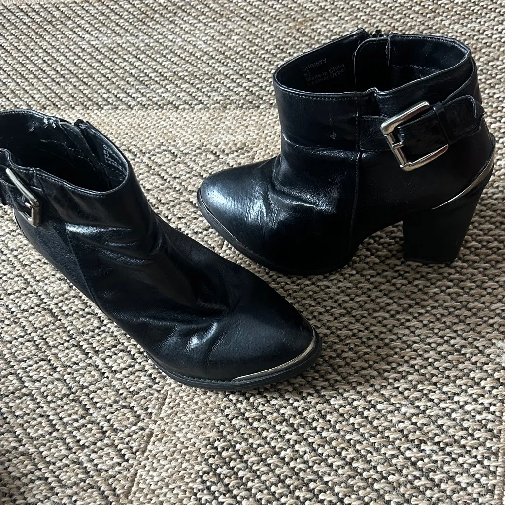 Yellow Box Christy Black Moto Leather Boots Metal Trim Buckle Heel Size 6.5 - Image 3