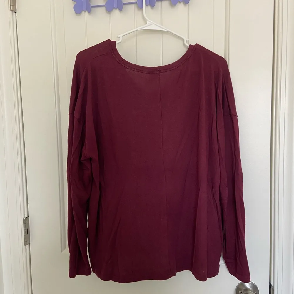 Old Navy women’s stretchy solid colored top —‎ large - Image 4