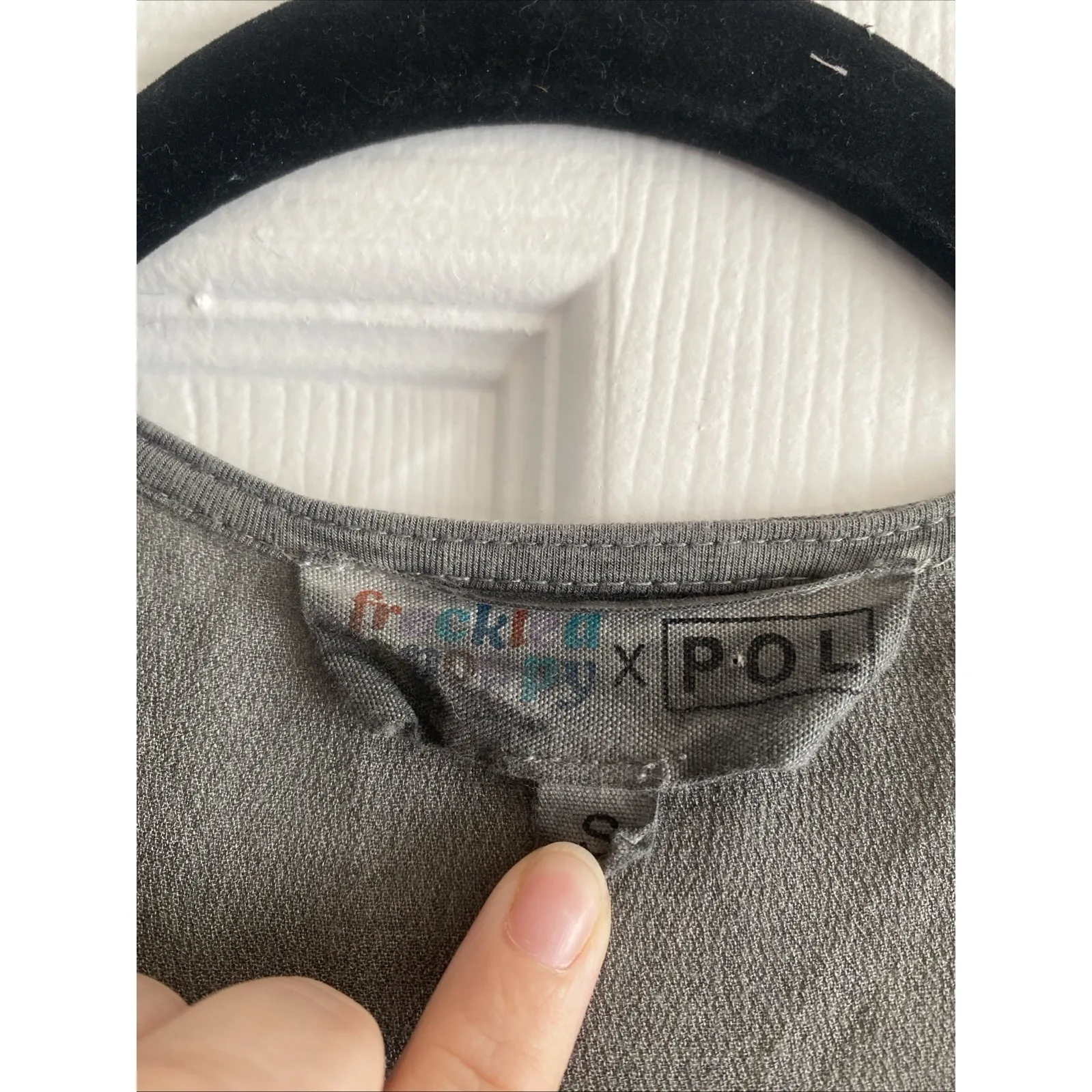 Freckled Poppy X Pol Womens Small Gray Sleeveles Top Floral V Neck Blouse - Image 5