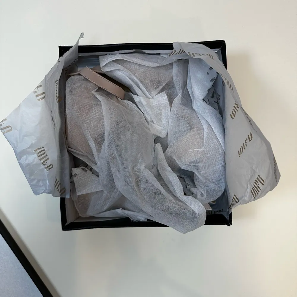 Cream Platform Heels with Ankle Strap 1 inch platform 4.5 inch heel. Size 7 - Image 7