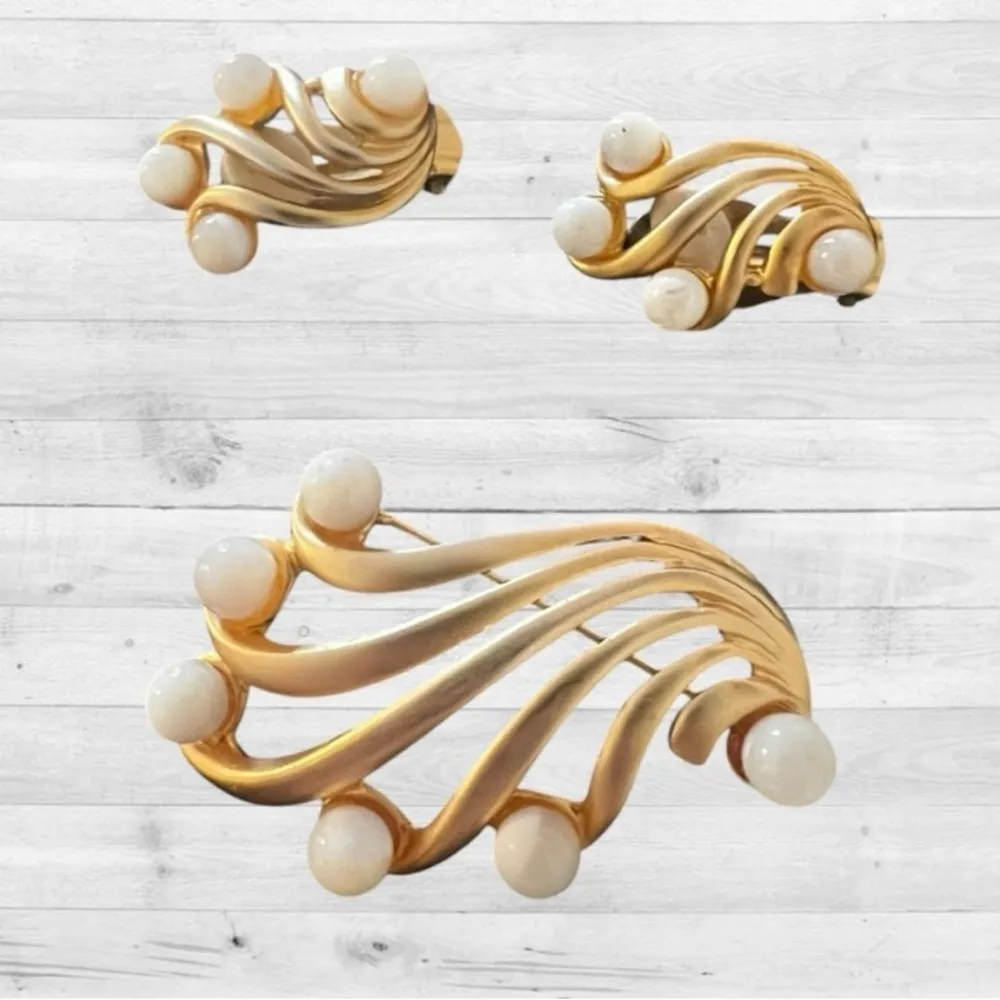 Roman 1950’S WING PEARL DEMI PARURE BROOCH & clip on Earrings set original Box Gold - Image 2