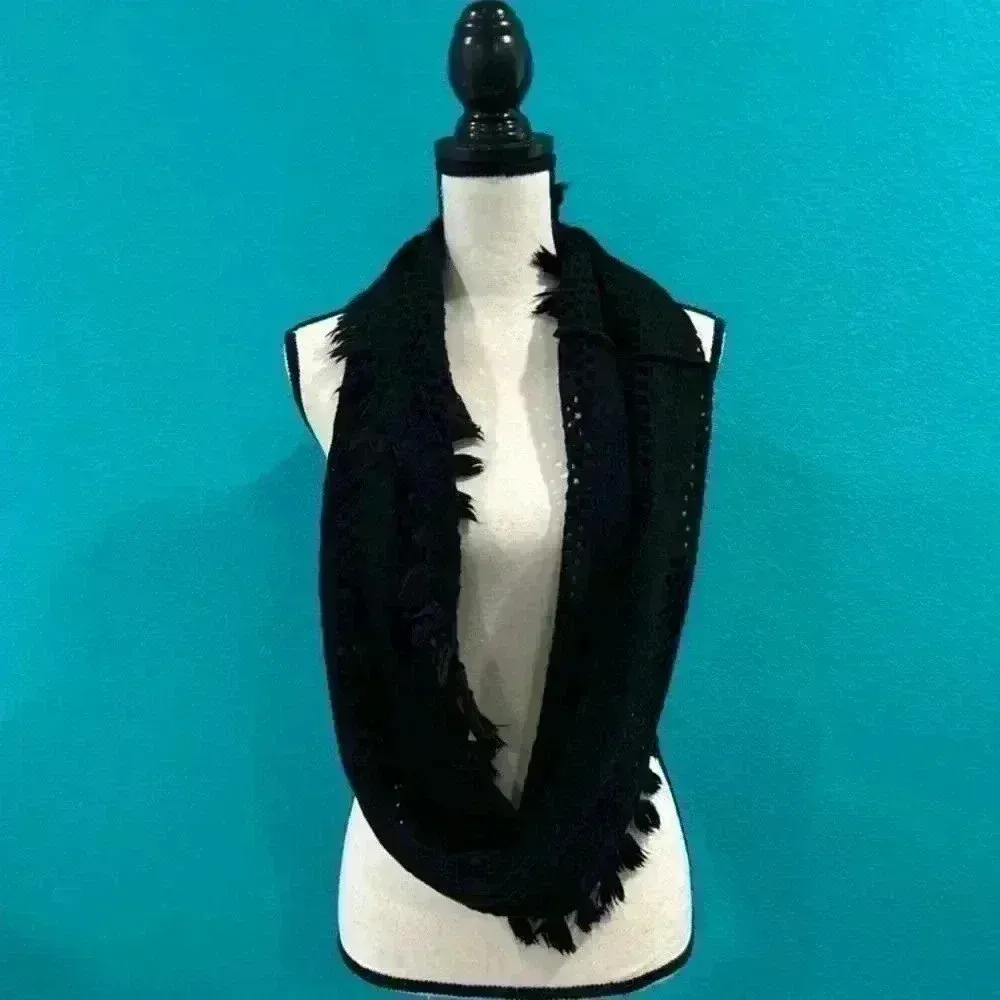 Black cross knitted infinity scarf - Image 2
