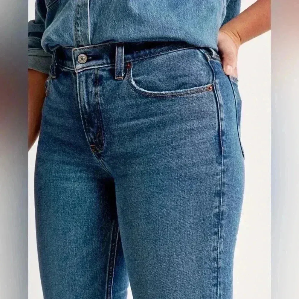 Abercrombie & Fitch Curve Love Mid Rise 90s Straight Jeans 
Jean size 28/6R - Image 7