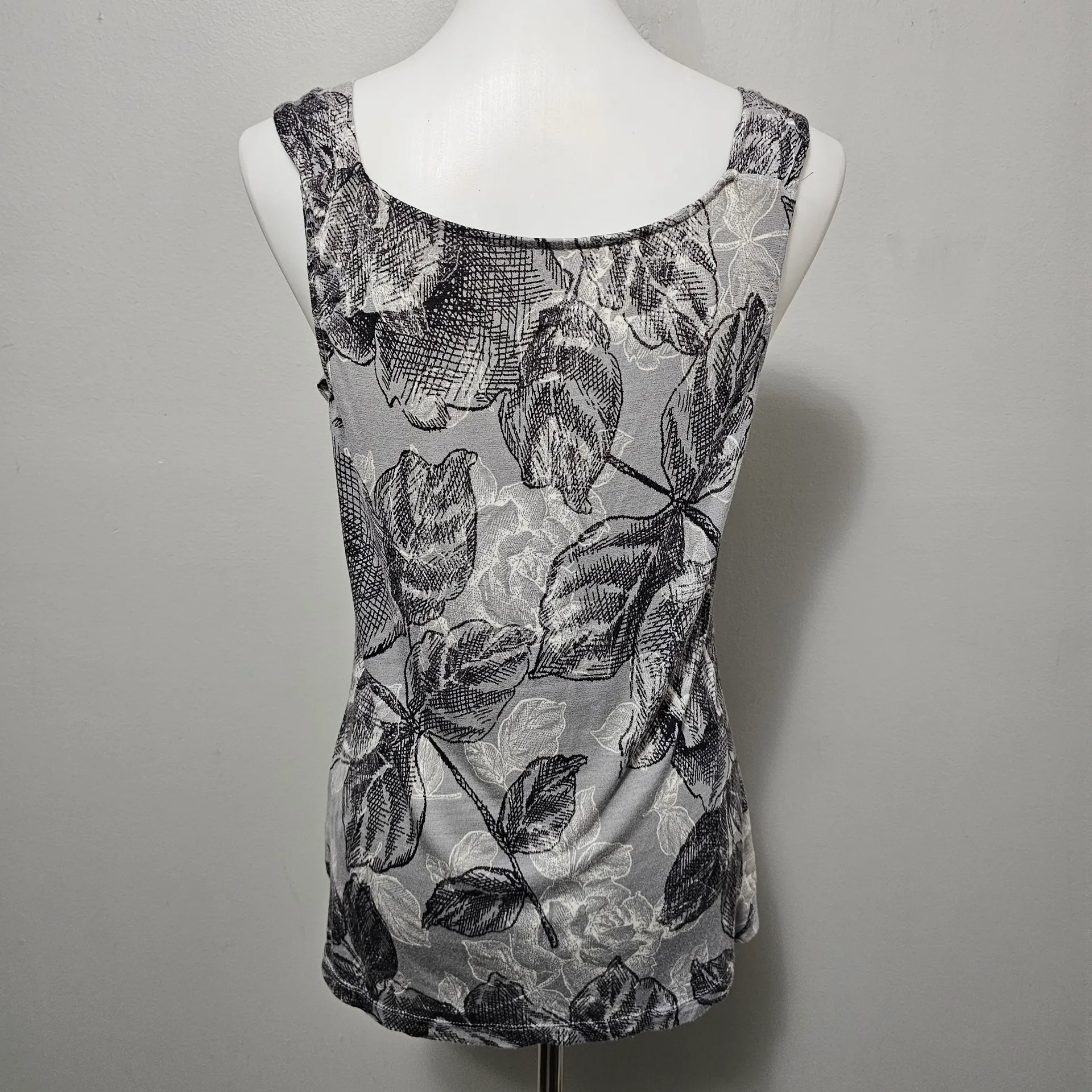 NY&CO Gray Floral Ruffle Tank Top Large Feminine Elegant Romantic Polished Work Black - Image 5