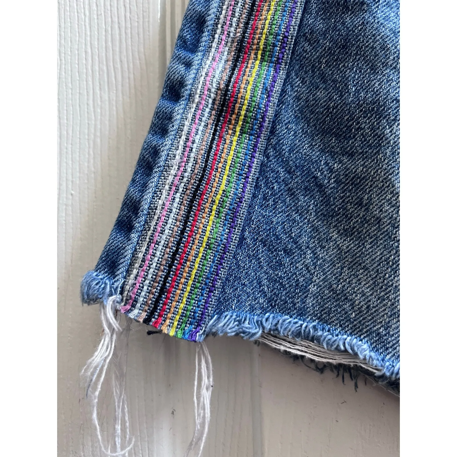 American Eagle Cotton Highest Rise 90s Boyfriend Jean Shorts Size 2 Pride Stripe Blue - Image 4