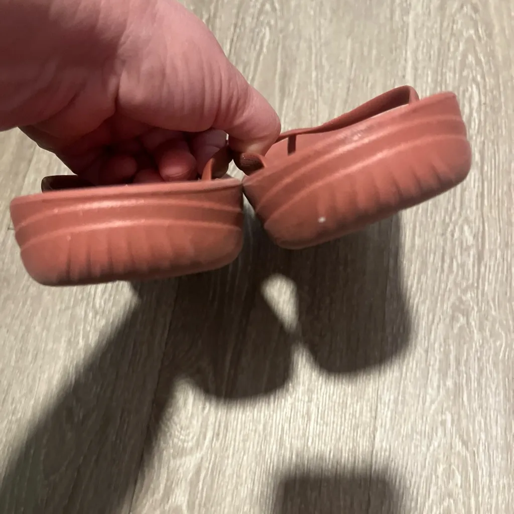 Fitflop Women's 8 Sandals Rust Red flip flop - Image 3