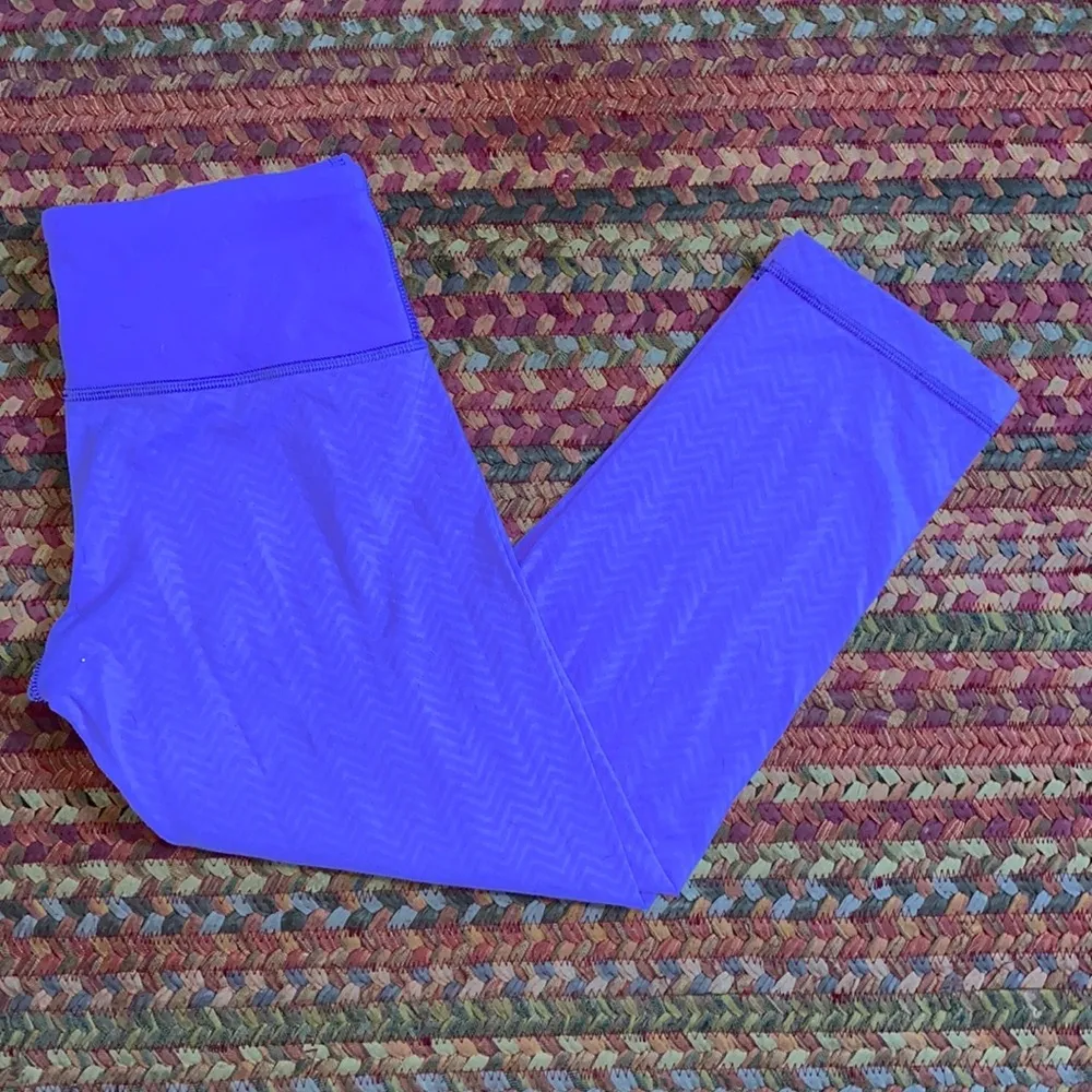 PURPLE CHEVRON LULULEMON CROP YOGA ATHLETIC LEGGINGS *PLAY PAIR* - Image 2
